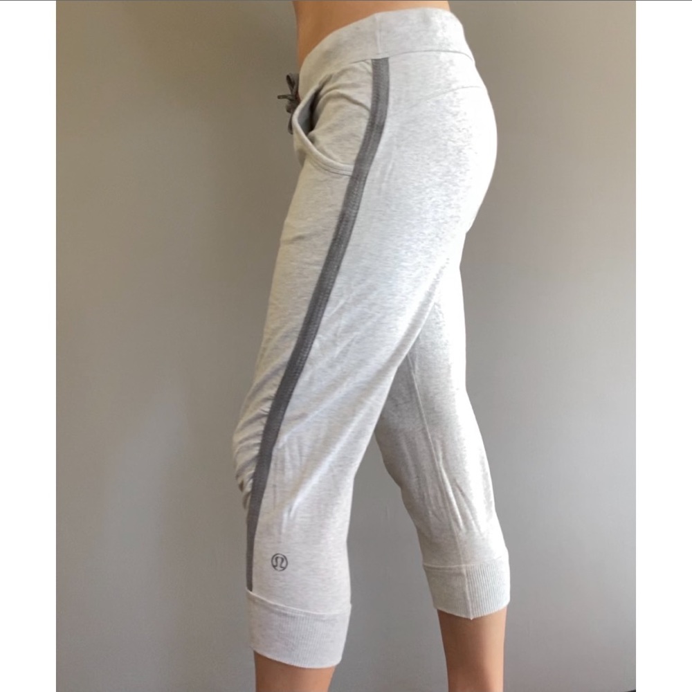 Lululemon crop light grey sweatpants